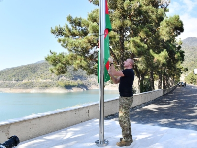 علی‌اف پرچم جمهوری آذربایجان را در قره‌باغ برافراشت