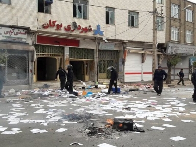 حمله اغتشاشگران به ساختمان شهرداری بوکان