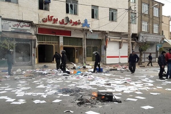 حمله اغتشاشگران به ساختمان شهرداری بوکان