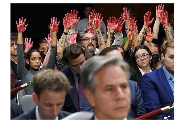 شعارهای معترضان در کنگره آمریکا با دست‌های قرمز رنگ