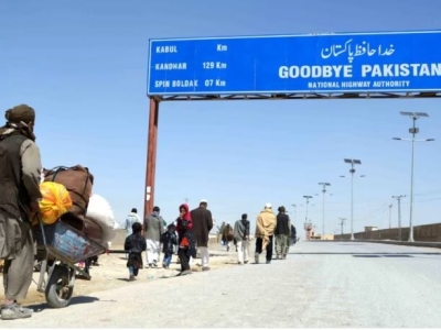 مقام طالبان: ۴۵۰ هزار افغانستانی از پاکستان اخراج شدند