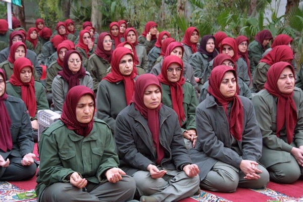 ماجرای حضور زنان با لباس منافقین در خیابان‌های تهران چه بود؟