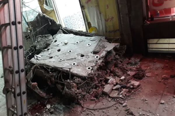 سقوط تاج سنگی ساختمان سبب مرگ یک عابر در کرج شد+عکس