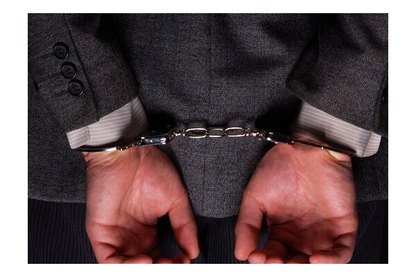 دستگیری یک مدیرکل به اتهام فساد اقتصادی و نگهداری مشروبات الکلی