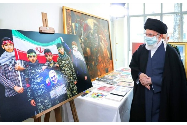 بازدید رهبر انقلاب از نمایشگاه تولیدات فرهنگی پیرامون شهید سلیمانی