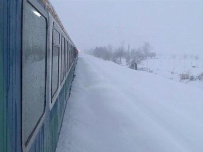 توقف و تاخیر حرکت قطارهای راه آهن به دلیل یخ زدگی 