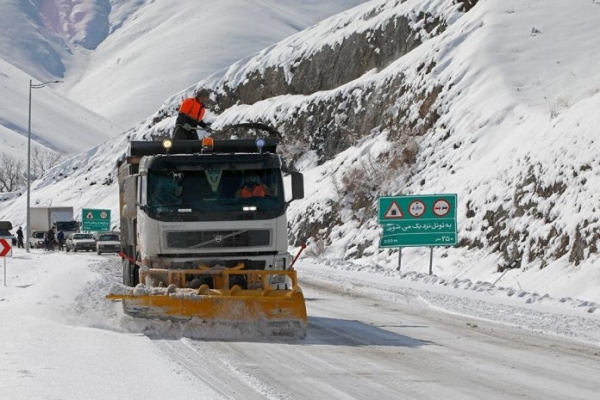 بارش برف سنگین در جاده چالوس/مردم از سفرهای غیرضروری پرهیز کنند