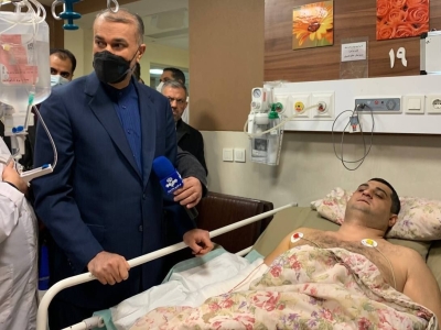 عیادت امیرعبداللهیان از مجروحان حادثه سفارت جمهوری آذربایجان