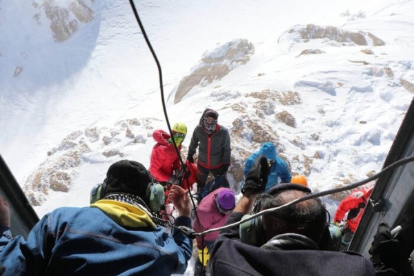 انتقال پیکر کوهنورد کرمانشاهی از ارتفاعات پرآو پس از 8 روز