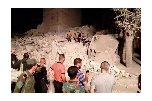 نجات یک نوزاد از زیرآوار زلزله در سوریه+فیلم