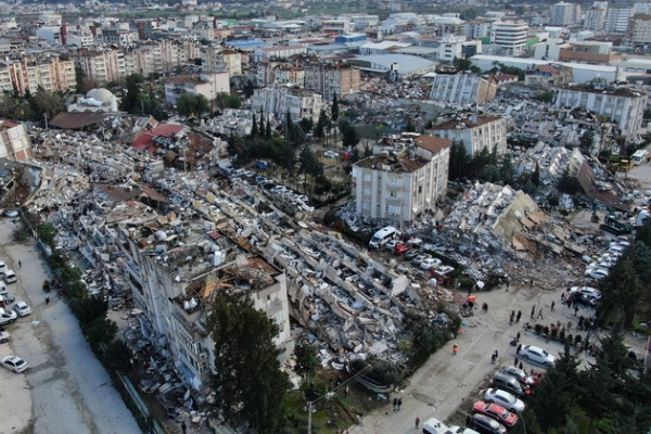 نجات کودک ۱۲ ساله ترکیه ای از زیر آوار ۱۰ روز پس از زلزله