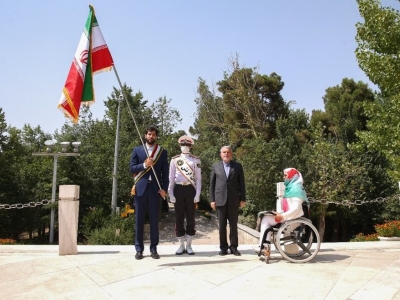 پرچم المپیک از نعمتی به نیکخواه‌بهرامی سپرده شد+تصاویر