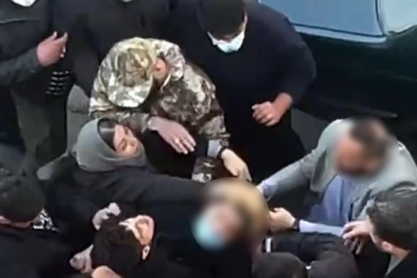 دستگیری عوامل خشونت علیه یک خانم مقابل مدرسه‌ای در تهرانسر