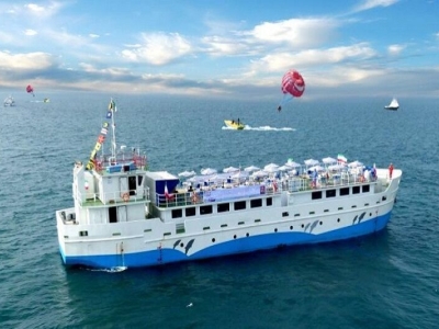نخستین اتوبوس دریایی مازندران در ساحل نوشهر به آب انداخته شد