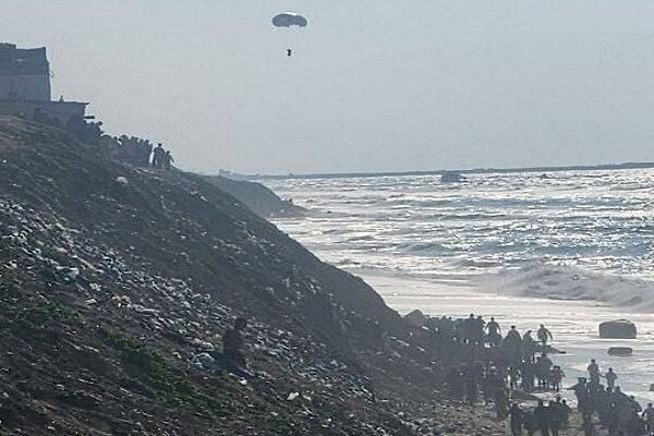 غرق شدن بیش از ۲۰ فلسطینی حین بیرون آوردن جعبه‌های کمک از دریا 