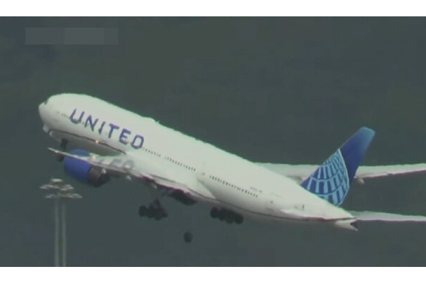 سقوط چرخ هواپیمای مسافربری آمریکایی حین پرواز + فیلم