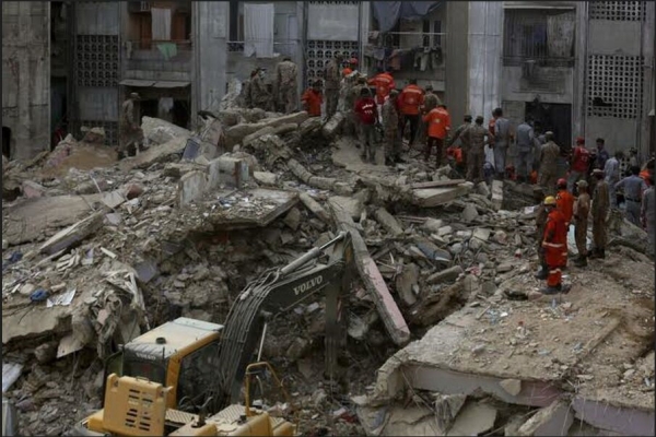 ریزش ساختمان در پاکستان ۹ کشته برجای گذاشت 
