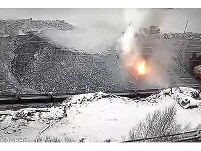 سقوط کامیون با ۲۰۰ تن بار در معدن سنگ در روسیه+ فیلم