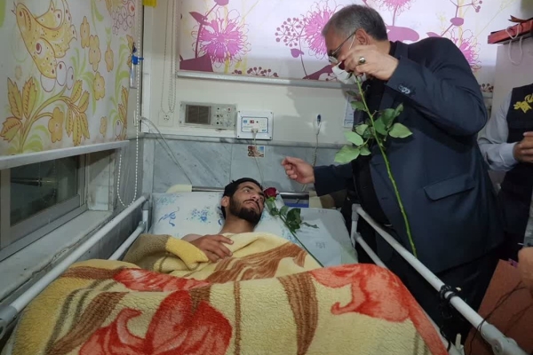 عیادت وزیر بهداشت از مامور انتظامی مجروح شده در اغتشاشات مشهد