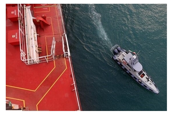 توقیف کشتی خارجی با ۲۲۰ هزار لیتر سوخت قاچاق در خلیج فارس