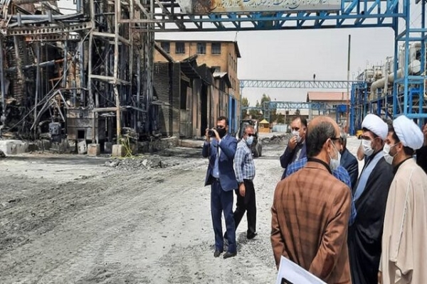 بازدید دادستان قم از محل آتش سوزی کارخانه صنایع شیمی مولدان