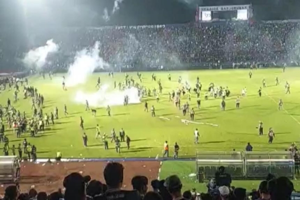 درگیری پس از مسابقه فوتبال در اندونزی ۱۲۷ کشته برجای گذاشت+فیلم