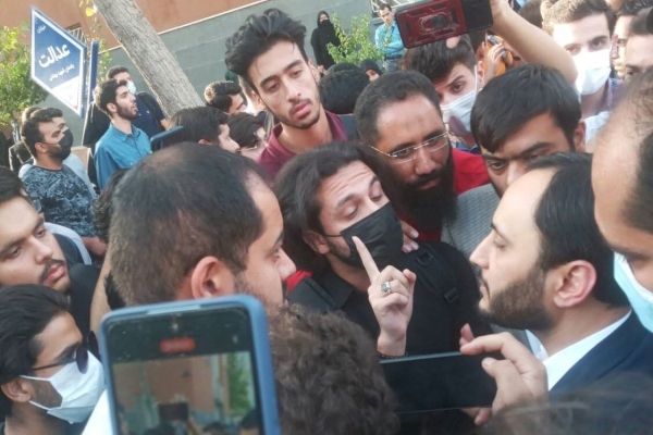 حضور سخنگوی دولت در جمع دانشجویان معترض دانشگاه علامه