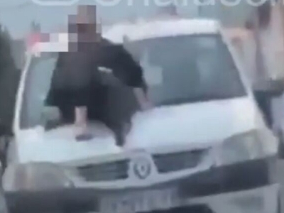 نشستن یک زن روی خودرو در حال حرکت در چالوس+ واکنش پلیس
