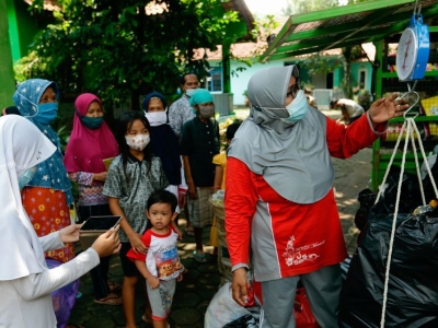 معاوضه زباله با کتاب در اندونزی+تصاویر