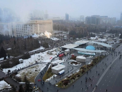 خانه رئیس جمهور قزاقستان به آتش کشیده شد/۸ نیروی امنیتی کشته شدند