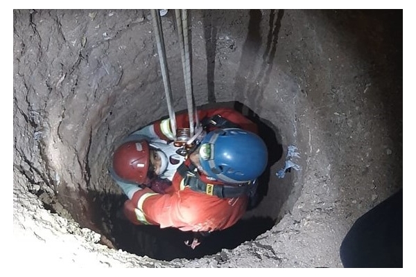 سقوط دختر بچه ۱۰ ساله در چاه ۲۰ متری در قم/نجات معجزه آسای دختربچه