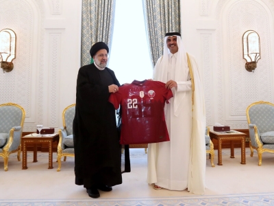 اهدای پیراهن تیم ملی فوتبال قطر به آیت‌الله رئیسی از سوی امیر قطر