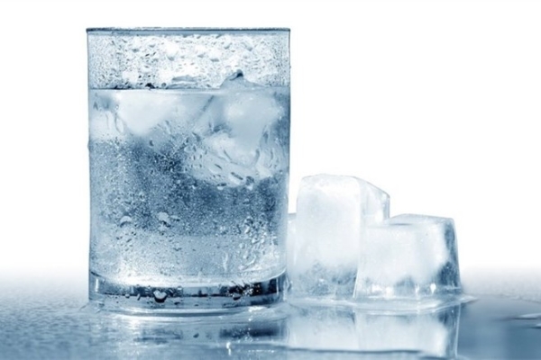 خطرات نوشیدن آب سرد برای سلامتی