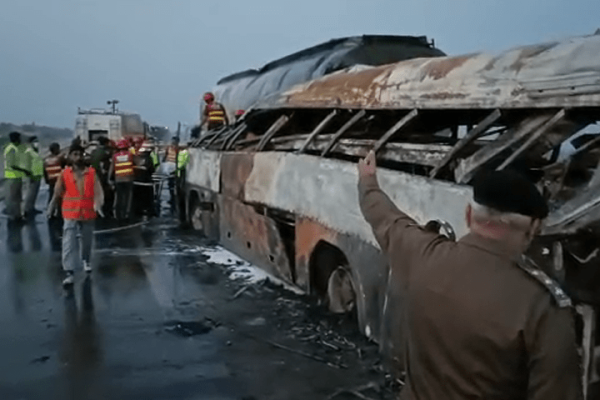 20 کشته در تصادف اتوبوس مسافربری با تانکر نفت در پاکستان 