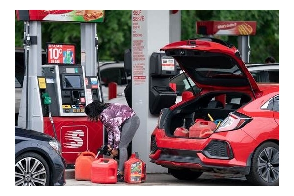 رکوردشکنی قیمت بنزین در آمریکا/هر لیتر بنزین یک دلار و ۱۲ سنت قیمت خورد