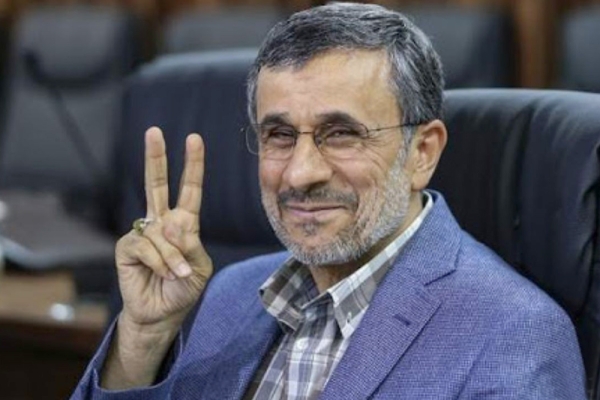 عکسی از محمود احمدی نژاد در فرودگاه استانبول/جوانفکر هم عازم گواتمالا شد