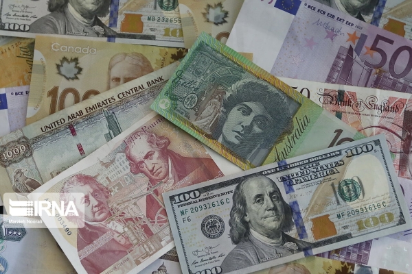 کاهش قیمت‌ دلار و یورو در صرافی‌های بانکی 