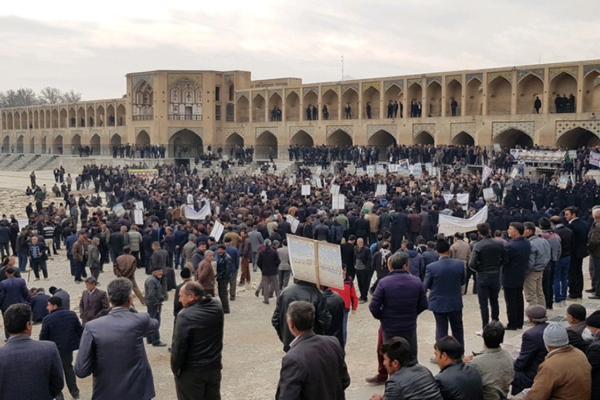 اعتراض کشاورزان و مردم اصفهان در زاینده‌رود