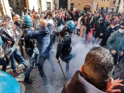 اعتراضات علیه محدودیت‌های کرونایی مقابل پارلمان ایتالیا