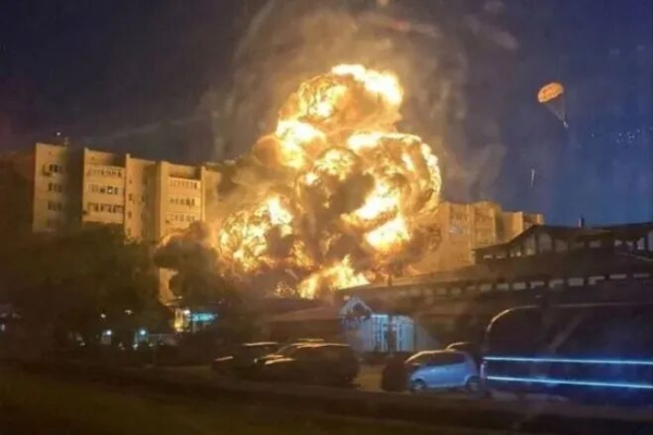 سقوط جنگنده روسی سوخو ۳۴ در منطقه مسکونی +فیلم