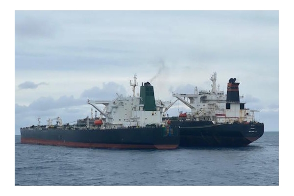 اندونزی: نفتکش ایرانی در حال انتقال به یک جزیره است