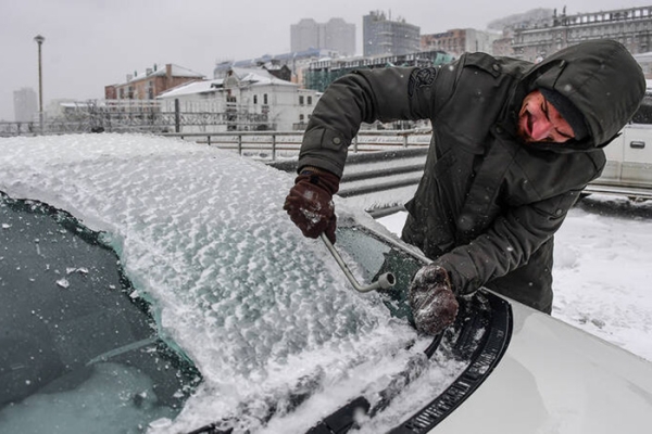 باز کردن یخ‌های روی خودرو در روسیه
