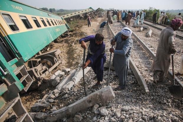 افزایش قربانیان حادثه برخورد دو قطار در پاکستان به 51 نفر