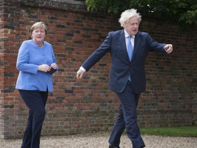 بی‌ادبی نخست وزیر انگلیس در دیدار با صدراعظم آلمان