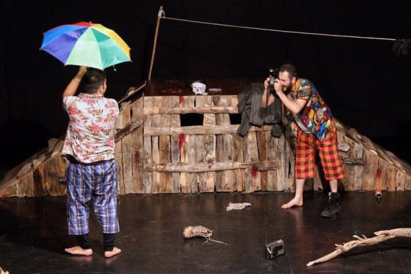 توقف اجرای یک نمایش در قم به دلیل حجاب تماشاگران و رنگ چتر