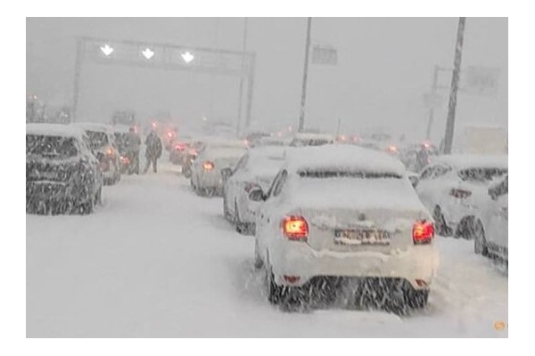 منع تردد خودروهای شخصی در پی برف و بوران شدید در استانبول+تصاویر
