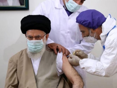 لحظه تزریق واکسن ایرانی به مقام معظم رهبری