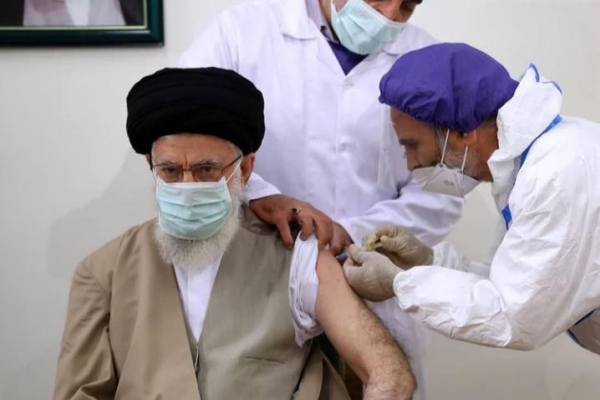 لحظه تزریق واکسن ایرانی به مقام معظم رهبری