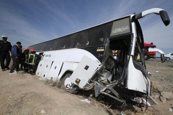 واژگونی اتوبوس در قم یک کشته و ۱۰ مصدوم برجا گذاشت