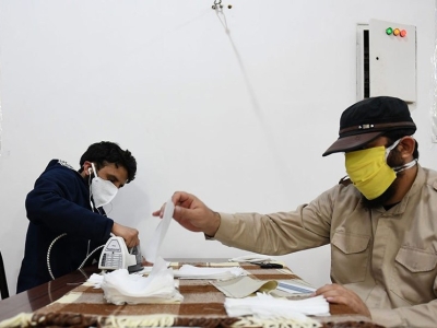 (تصاویر) تولید ماسک توسط طلاب خارجی در قم